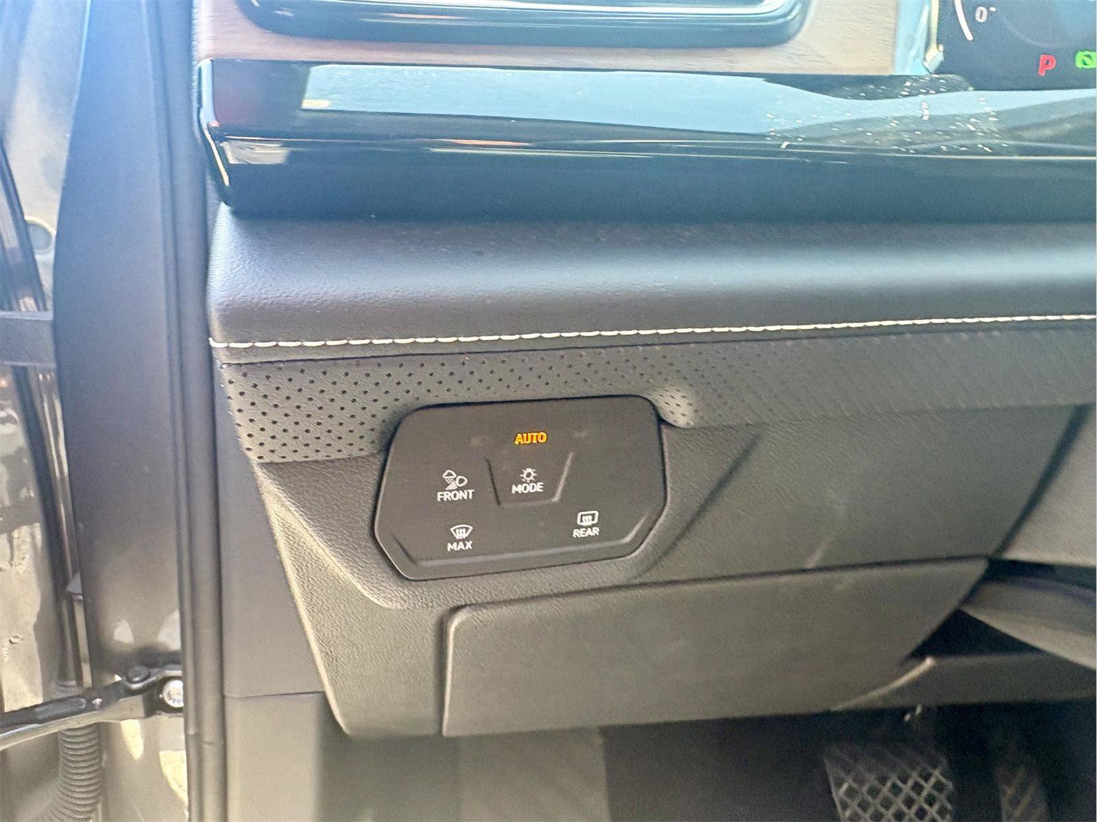 Used 2024 Volkswagen Atlas SE FWD image 16