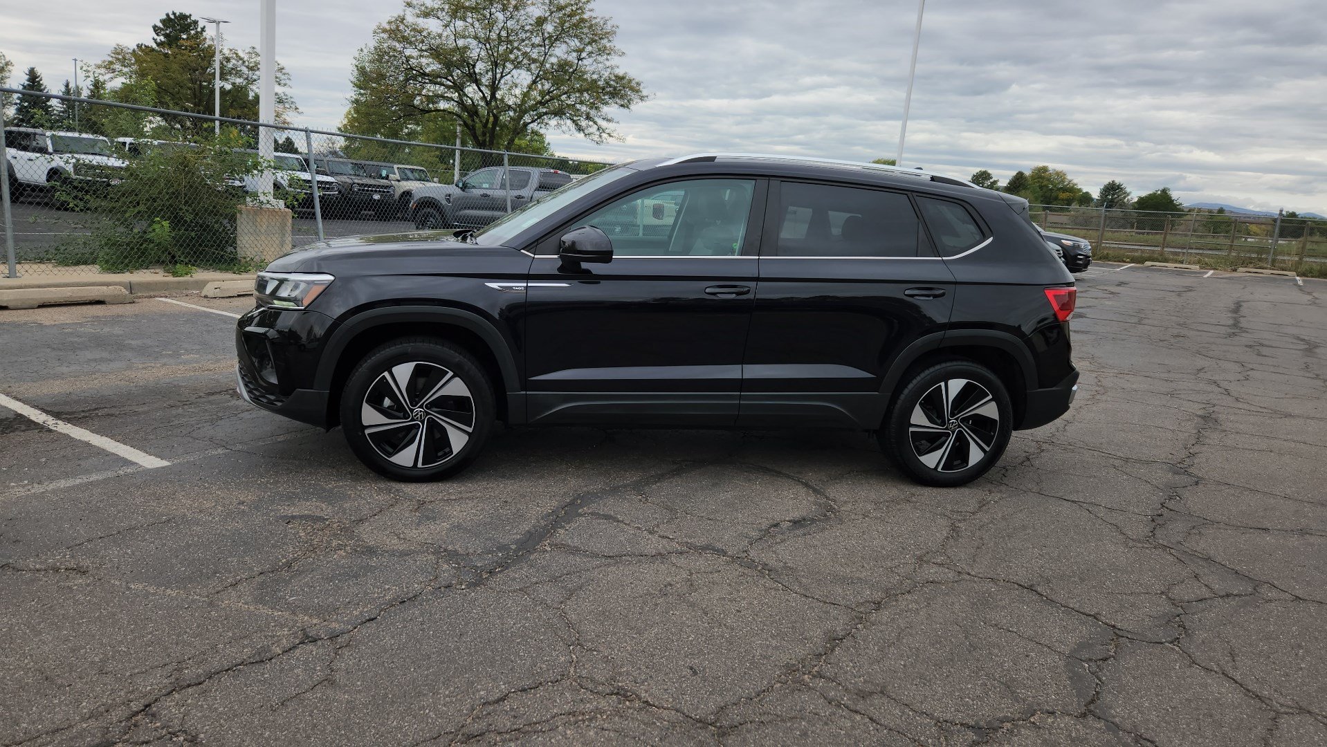 Used 2024 Volkswagen Taos SE AWD/4WD image 6