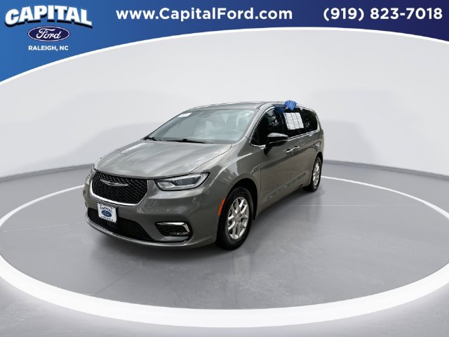 Used 2025 Chrysler Pacifica Select FWD image 4