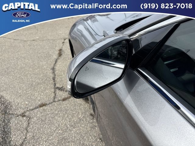 Used 2025 Genesis G70 2.5T image 12