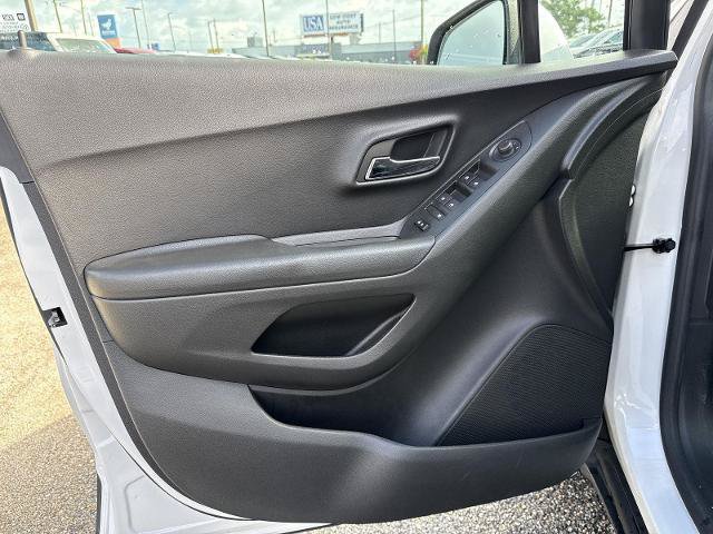 Used 2022 Chevrolet Trax LT w/ LT Convenience Package AWD/4WD image 23