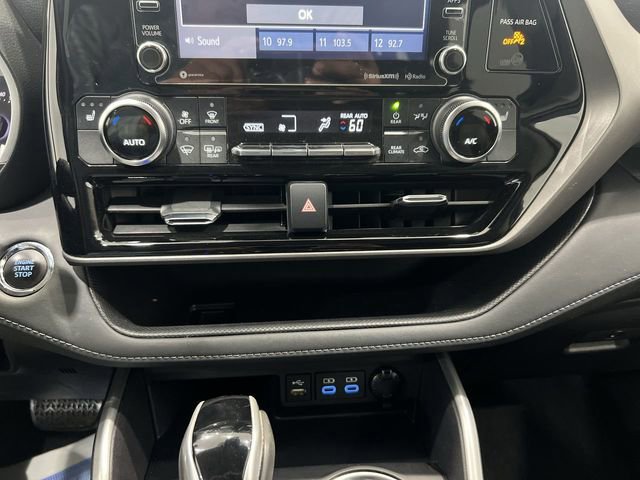 Used 2022 Toyota Highlander XLE FWD image 16