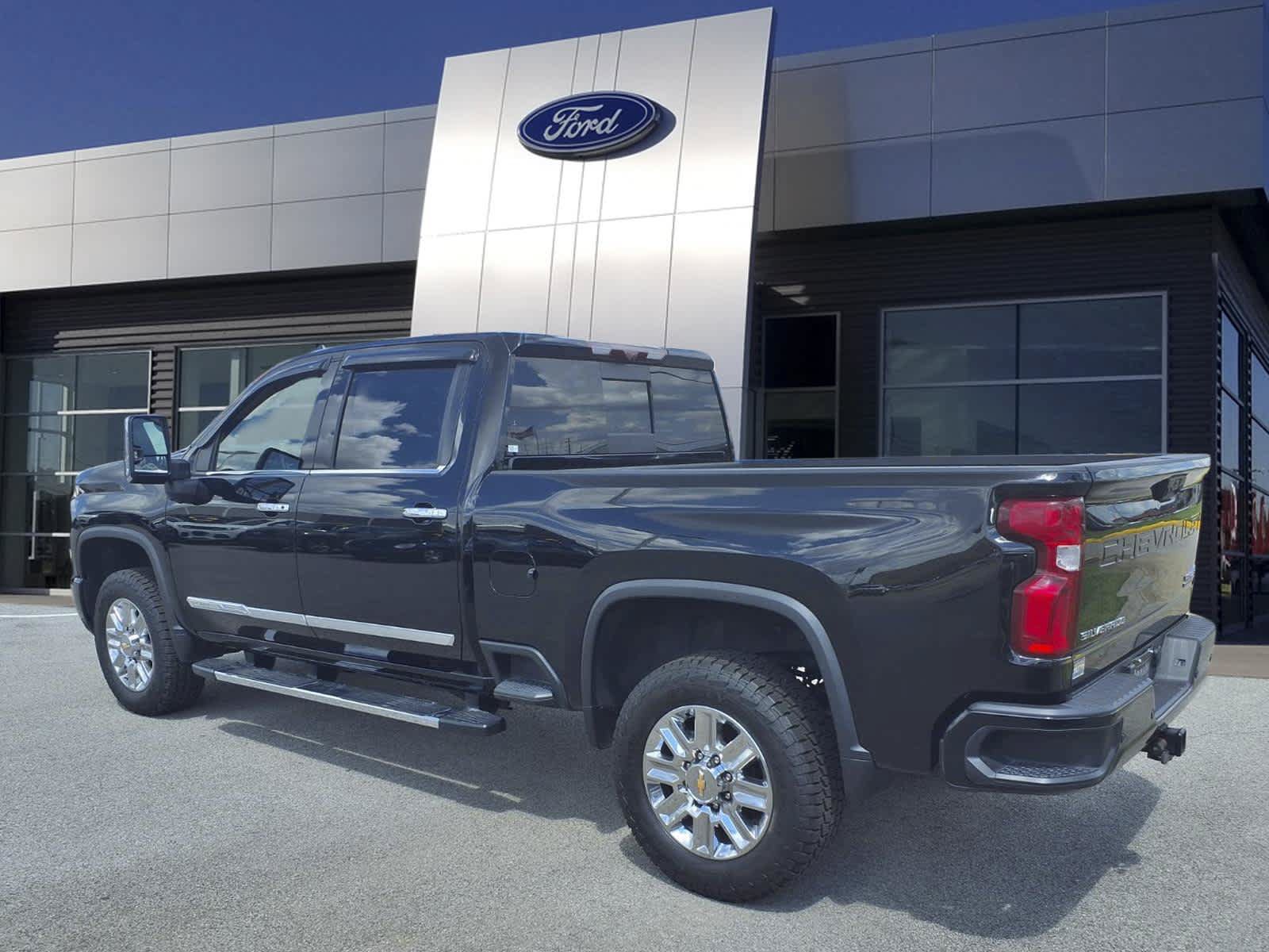 Used 2024 Chevrolet Silverado 2500 High Country w/ High Country Premium Package AWD/4WD image 3