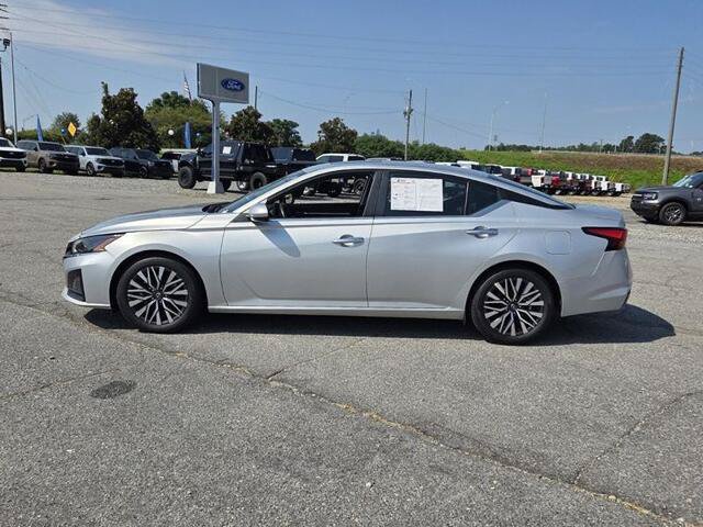 Used 2023 Nissan Altima 2.5 SV w/ SV Premium Package FWD image 4