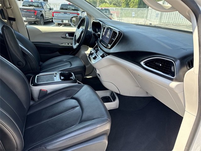 Used 2024 Chrysler Pacifica Touring-L image 13