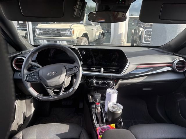 Used 2025 Chevrolet Trax RS w/ Sunroof Package image 8