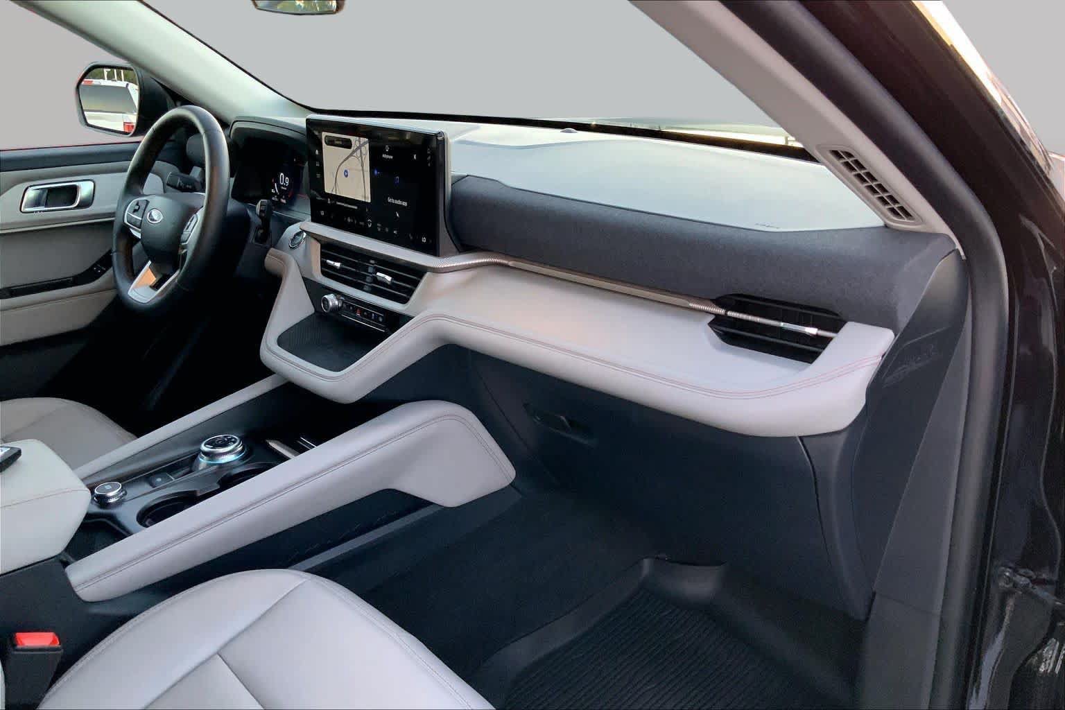 Certified 2025 Ford Explorer Active w/ Active Comfort Package RWD image 17