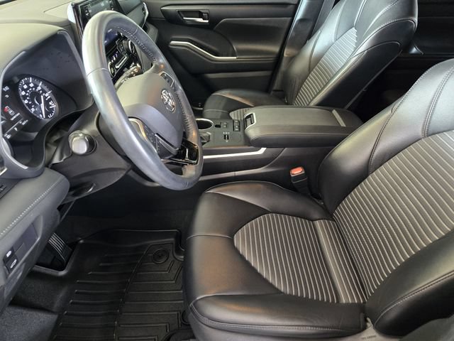Used 2021 Toyota Highlander XSE FWD image 15