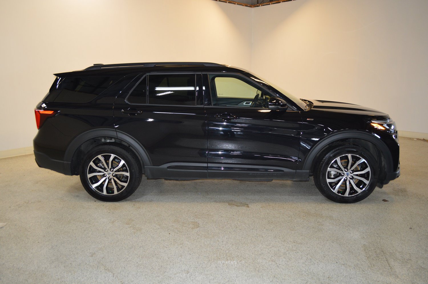 Certified 2025 Ford Explorer ST-Line AWD/4WD image 2