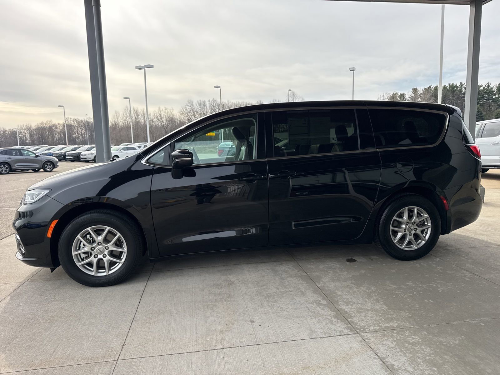 Used 2024 Chrysler Pacifica Touring-L image 7