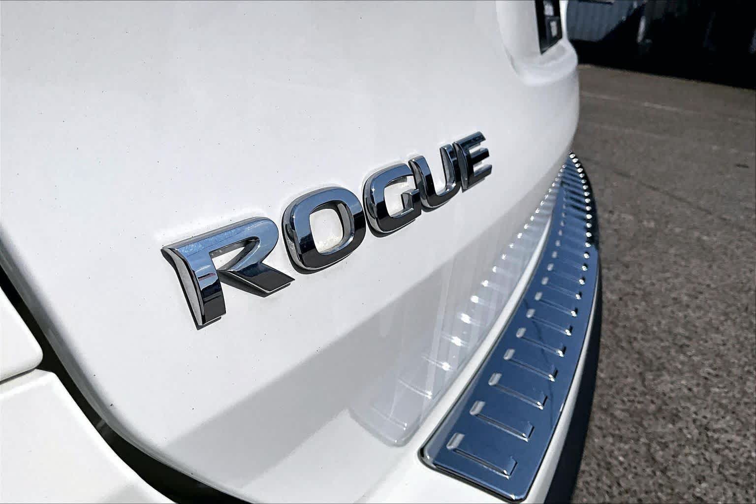 Used 2017 Nissan Rogue S FWD image 12