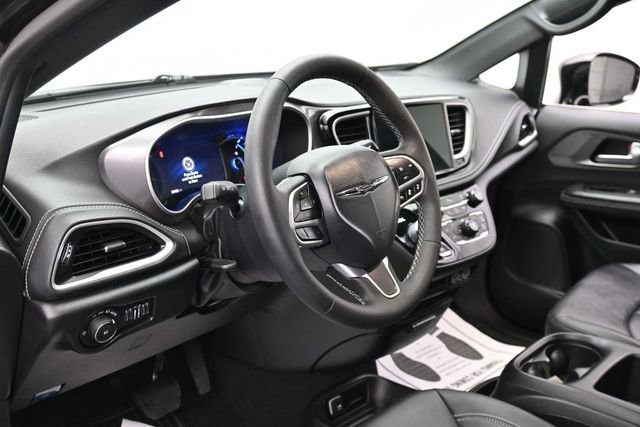 Used 2025 Chrysler Pacifica Select FWD image 15