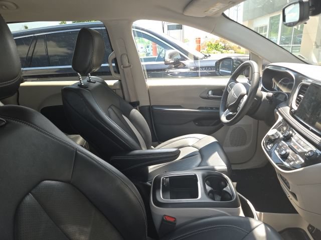 Used 2024 Chrysler Pacifica Limited FWD image 4