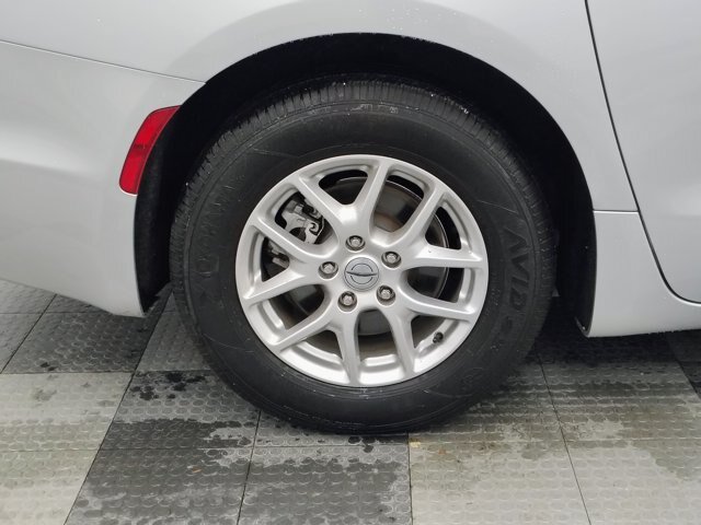 Used 2024 Chrysler Pacifica Touring-L FWD image 11