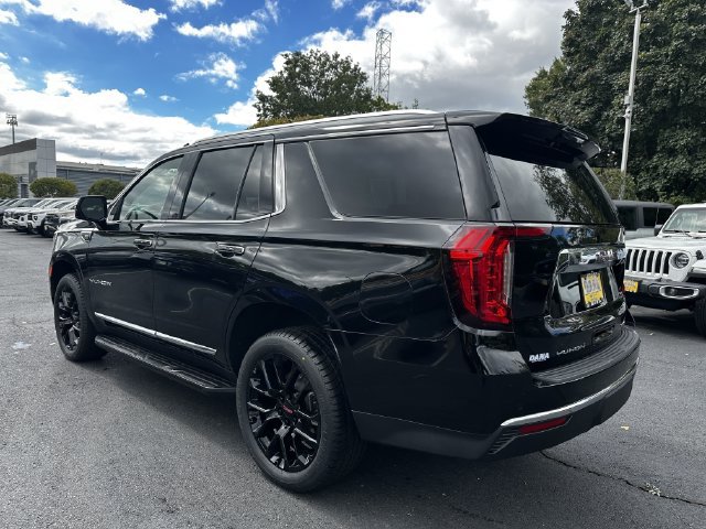 Used 2023 GMC Yukon SLT w/ SLT Premium Package AWD/4WD image 7