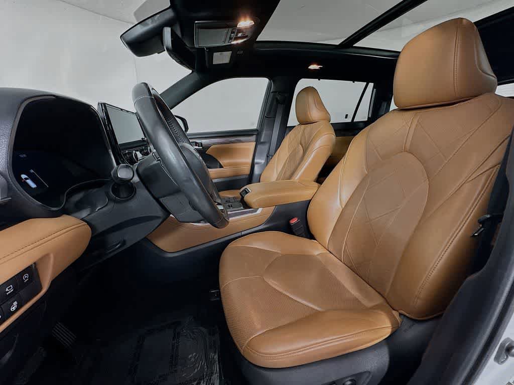 Used 2023 Toyota Highlander Platinum FWD image 12