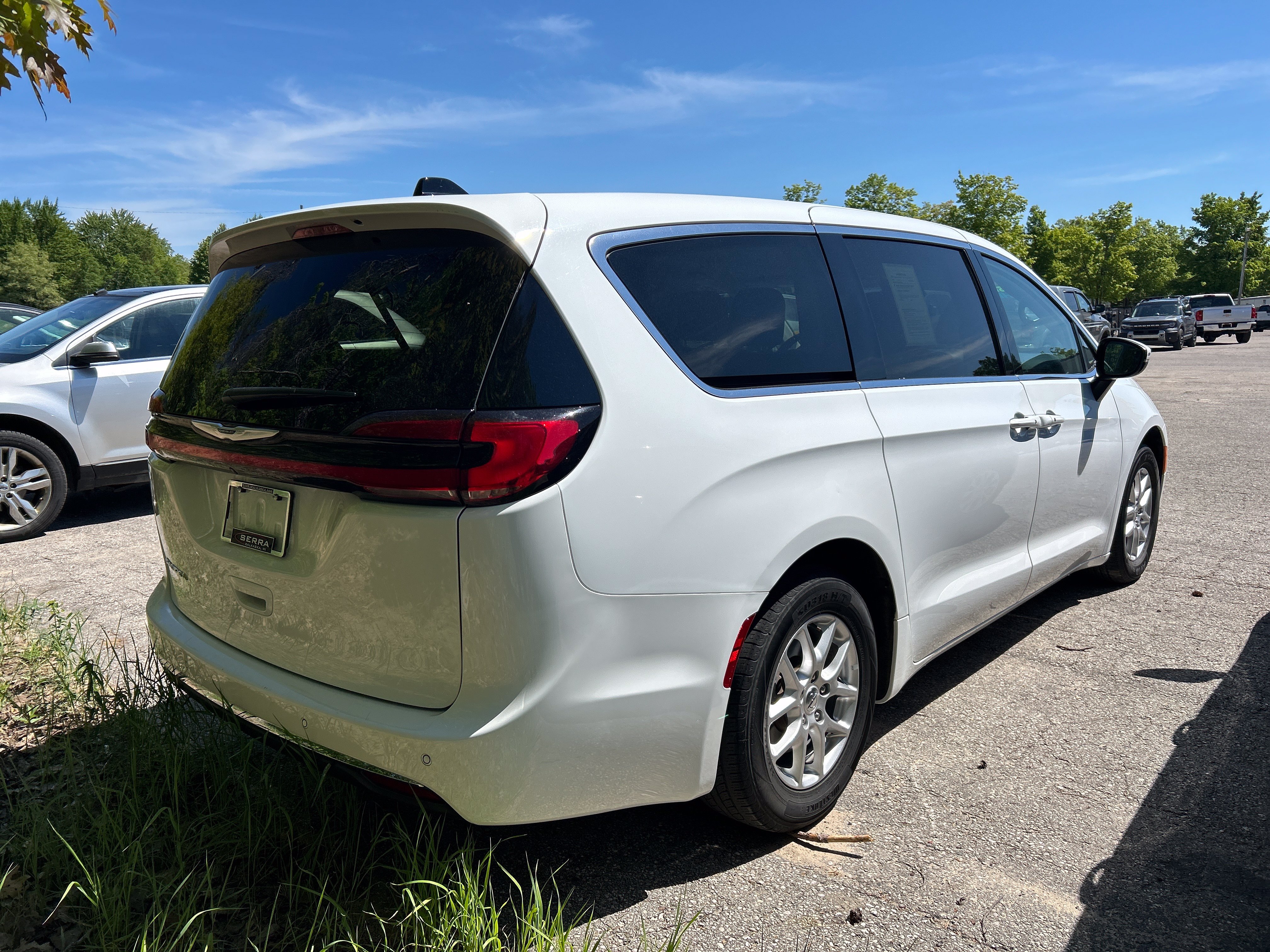 Used 2023 Chrysler Pacifica Touring-L FWD image 3