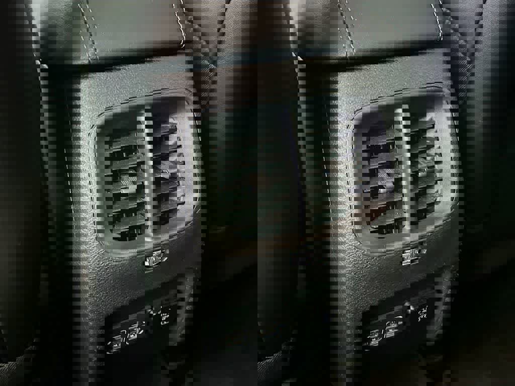 Used 2023 Jeep Cherokee Altitude Lux image 16