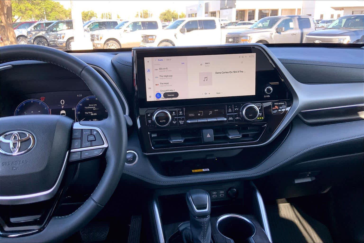 Used 2025 Toyota Highlander Limited AWD/4WD image 7