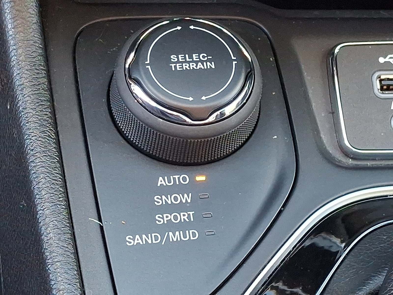 Used 2019 Jeep Cherokee Limited image 24