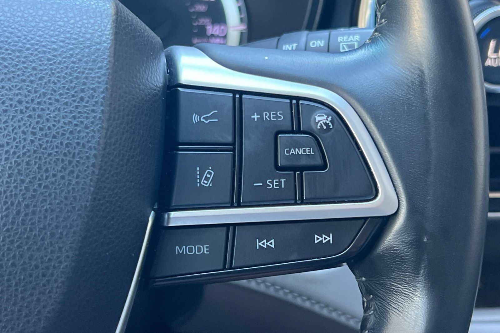 Used 2022 Toyota Highlander LE FWD image 36