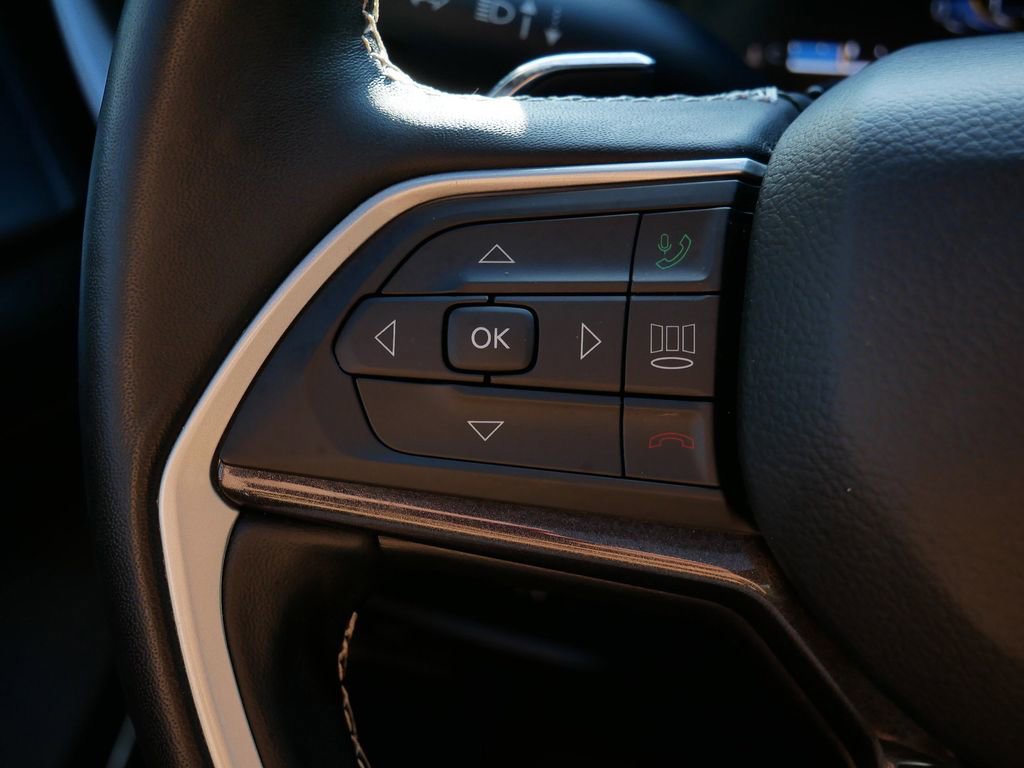 Used 2022 Jeep Grand Cherokee Altitude AWD/4WD image 17