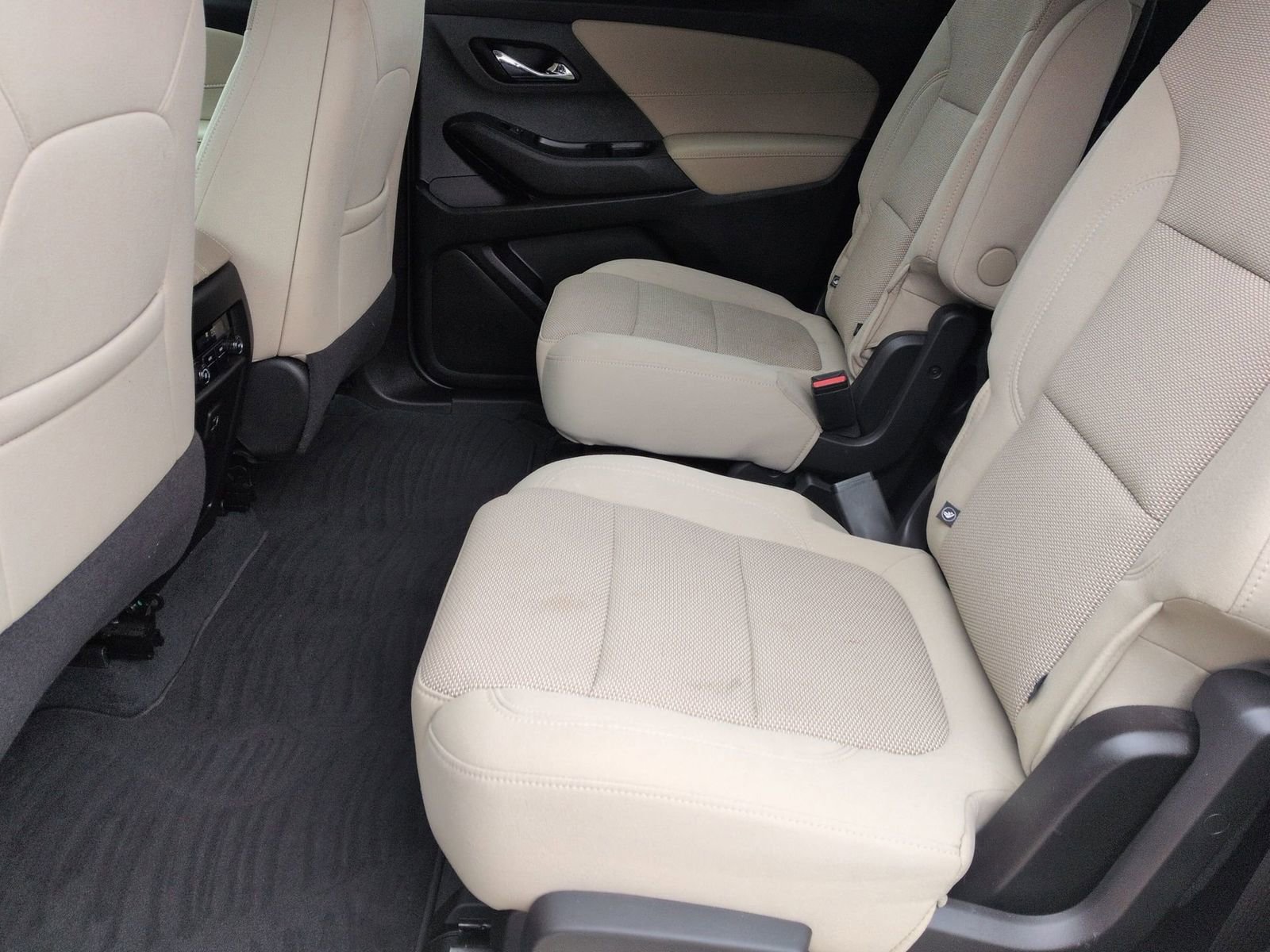 Used 2022 Chevrolet Traverse LT w/ LPO, Cargo Package image 22