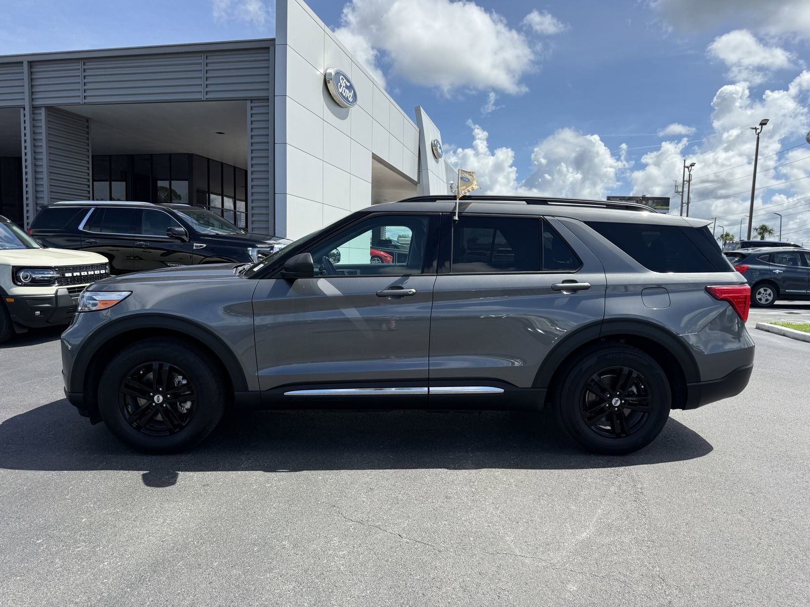 Certified 2023 Ford Explorer XLT RWD image 7