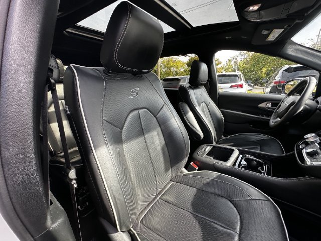 Used 2024 Chrysler Pacifica Premium FWD image 34