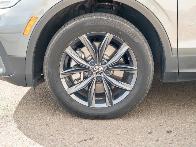 Used 2023 Volkswagen Tiguan SE w/ Panoramic Sunroof Package image 12