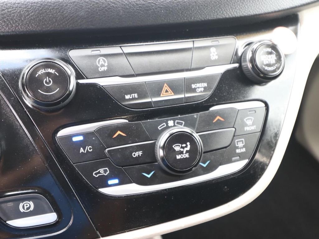 Used 2023 Chrysler Voyager LX FWD image 21
