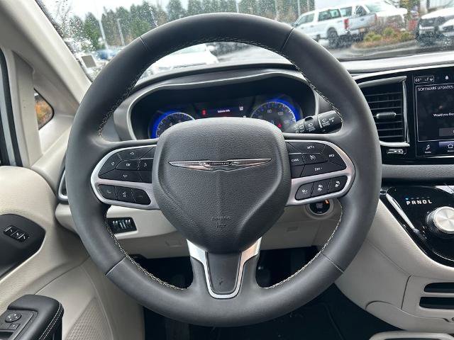 Used 2024 Chrysler Pacifica Touring-L image 21
