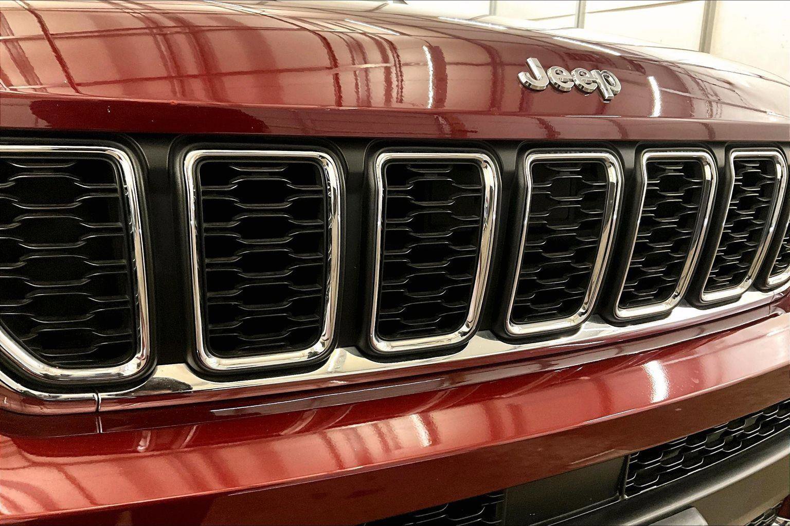 Used 2023 Jeep Grand Cherokee L Laredo image 30