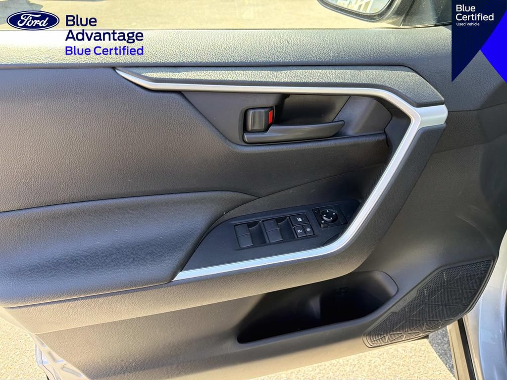 Used 2021 Toyota RAV4 LE AWD/4WD image 15
