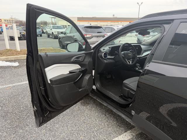Used 2025 Chevrolet Trax LT w/ LT Convenience Package image 10