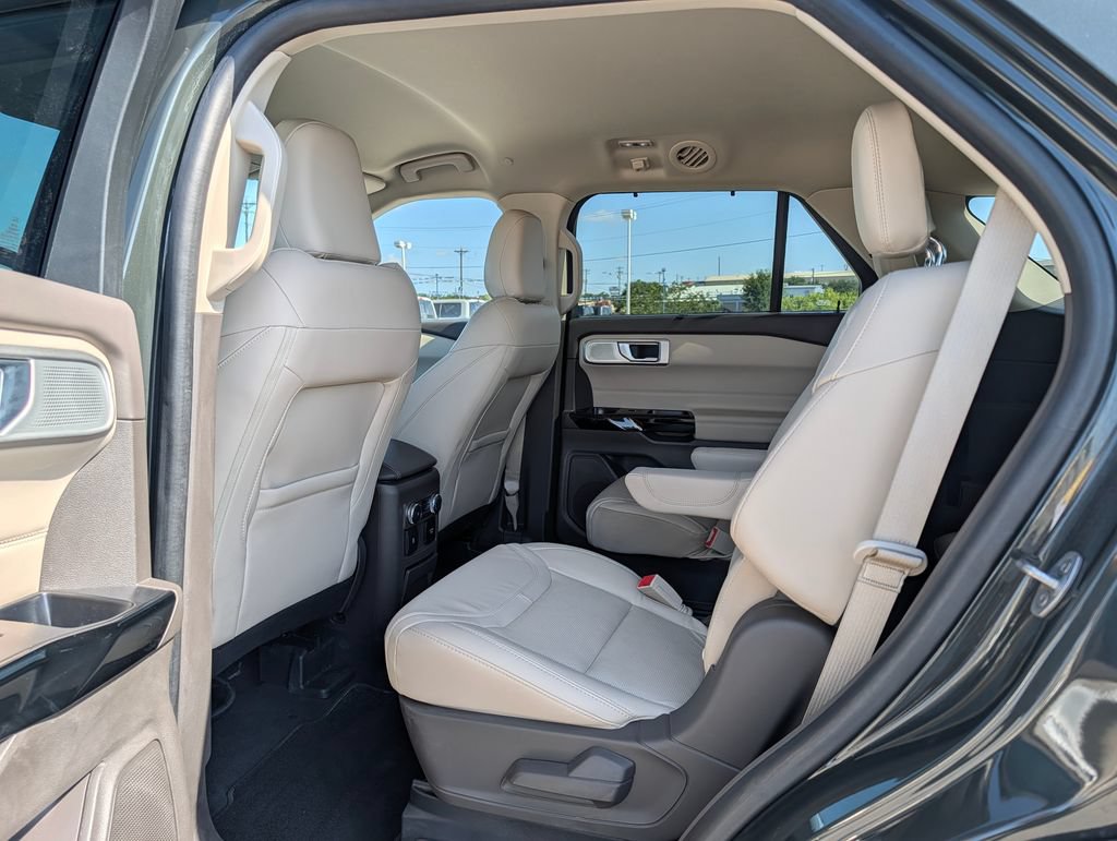 Certified 2022 Ford Explorer Platinum w/ Technology Package AWD/4WD image 13