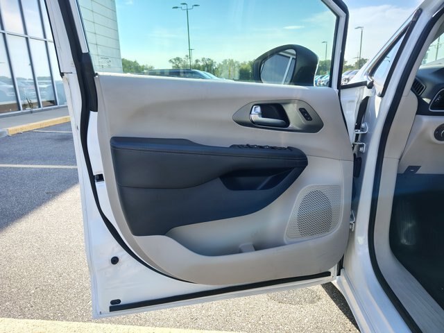 Used 2023 Chrysler Pacifica Touring-L FWD image 10