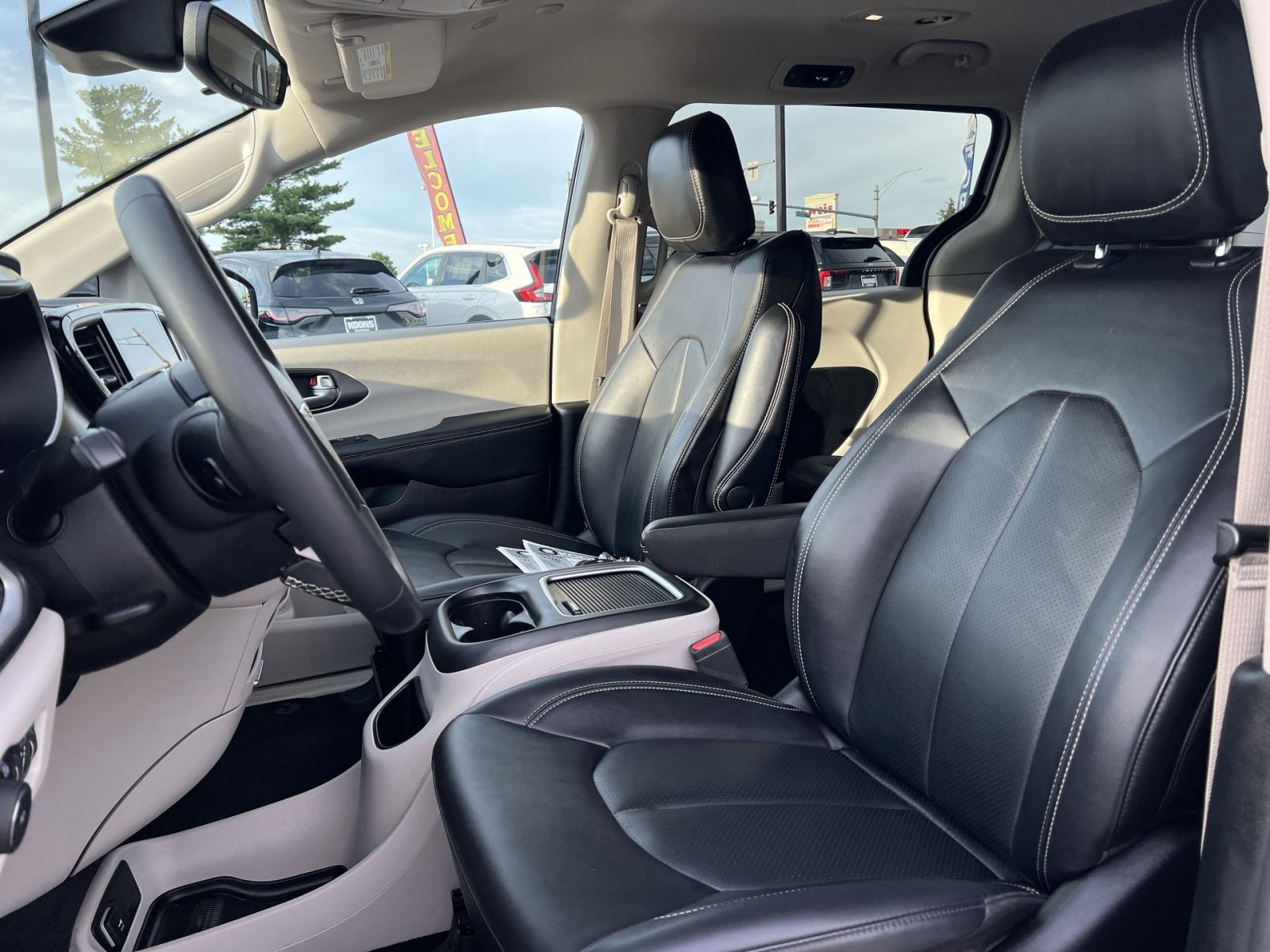 Used 2024 Chrysler Pacifica Limited FWD image 13