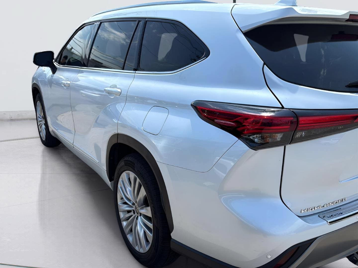 Used 2023 Toyota Highlander Platinum FWD image 5