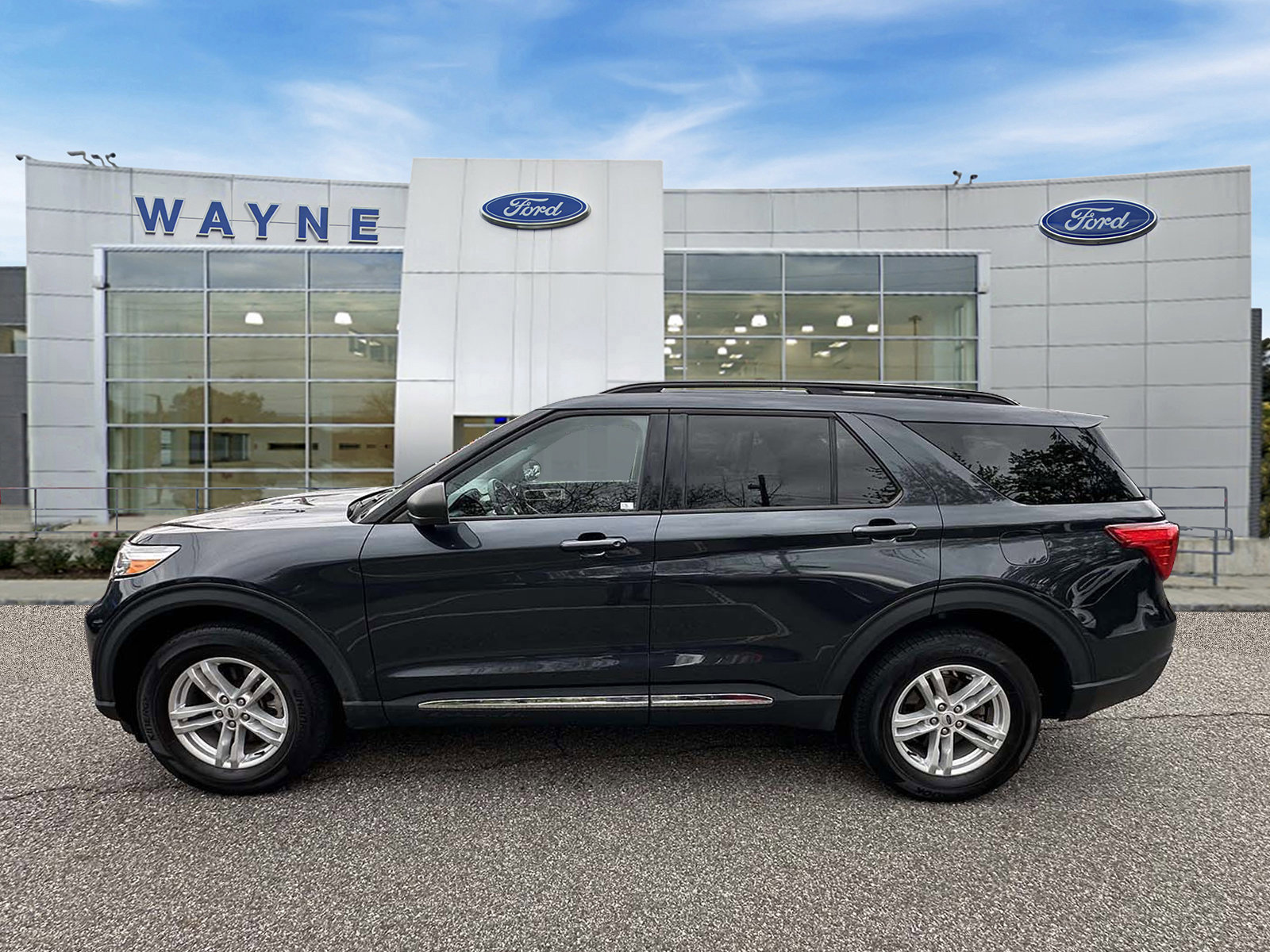 Certified 2022 Ford Explorer XLT w/ Equipment Group 202A AWD/4WD image 2