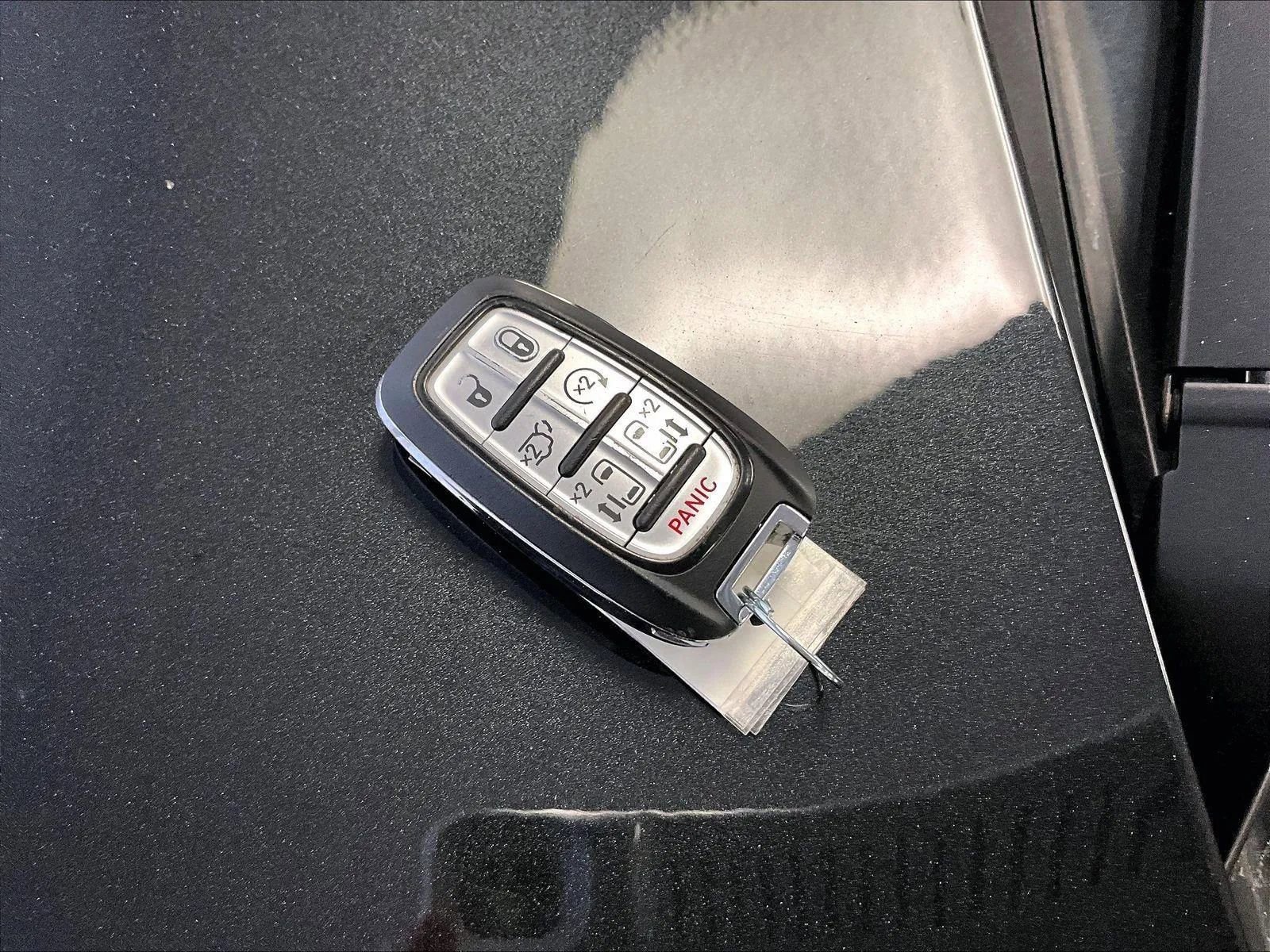 Used 2023 Chrysler Pacifica Limited FWD image 9
