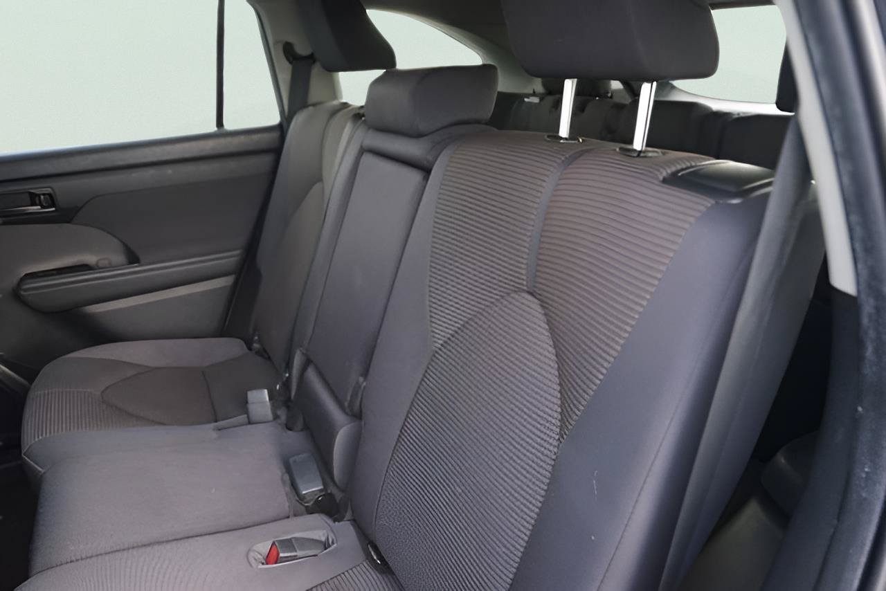 Used 2021 Toyota Highlander L FWD image 13