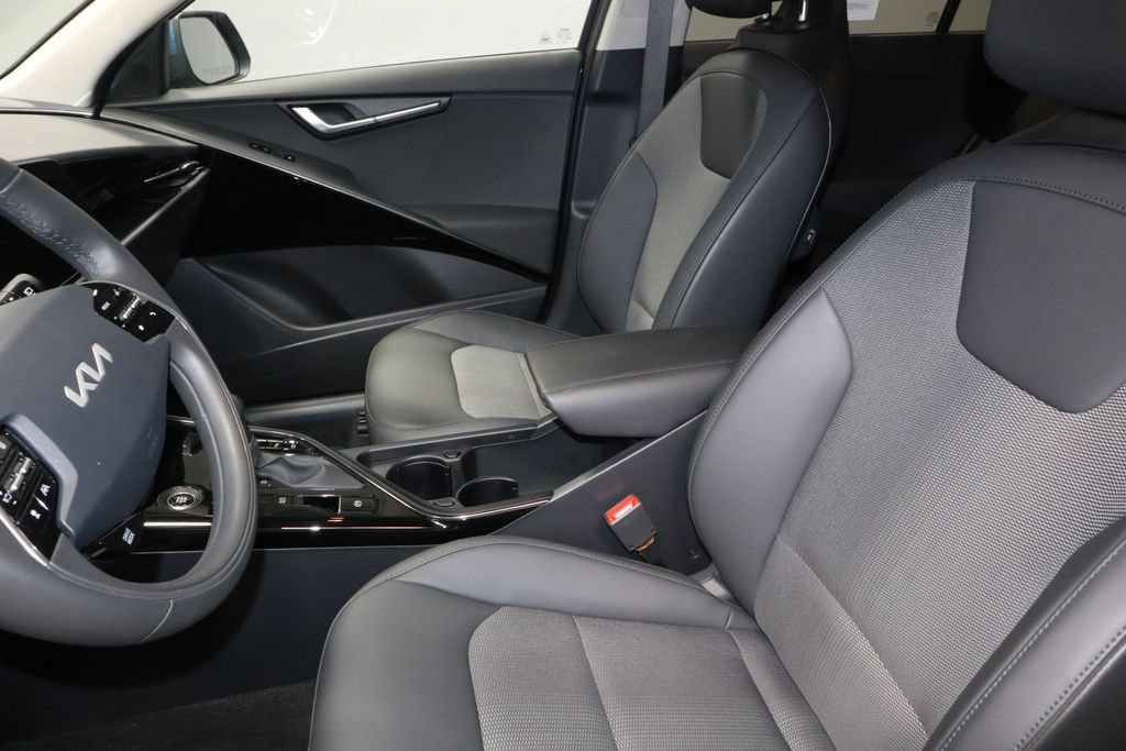 Used 2025 Kia Niro EX FWD image 24