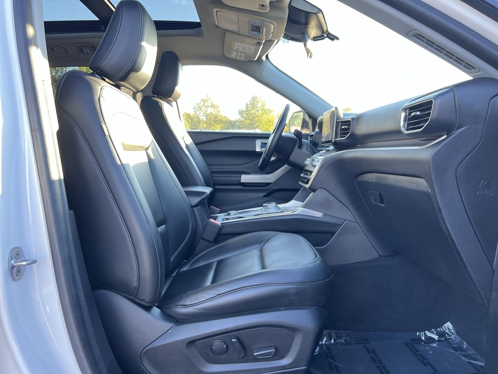 Certified 2022 Ford Explorer XLT w/ Equipment Group 202A AWD/4WD image 29
