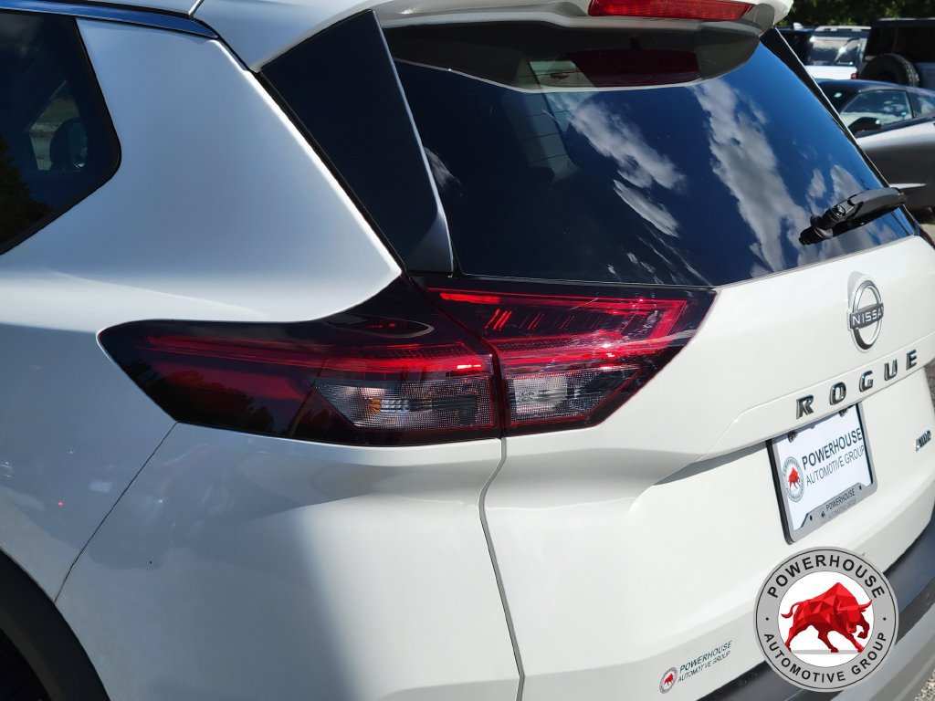 Used 2023 Nissan Rogue S AWD/4WD image 13
