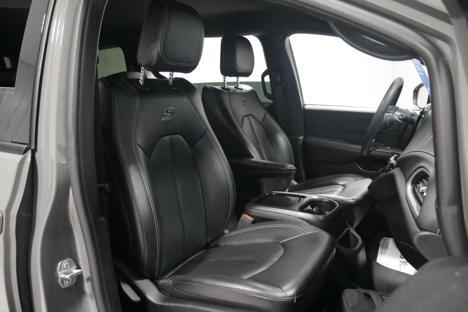 Used 2023 Chrysler Pacifica Touring-L w/ S Appearance Package image 16