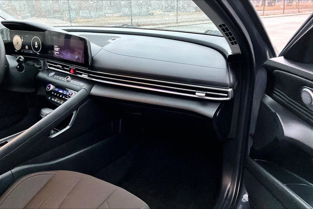 Used 2025 Hyundai Elantra SEL image 15