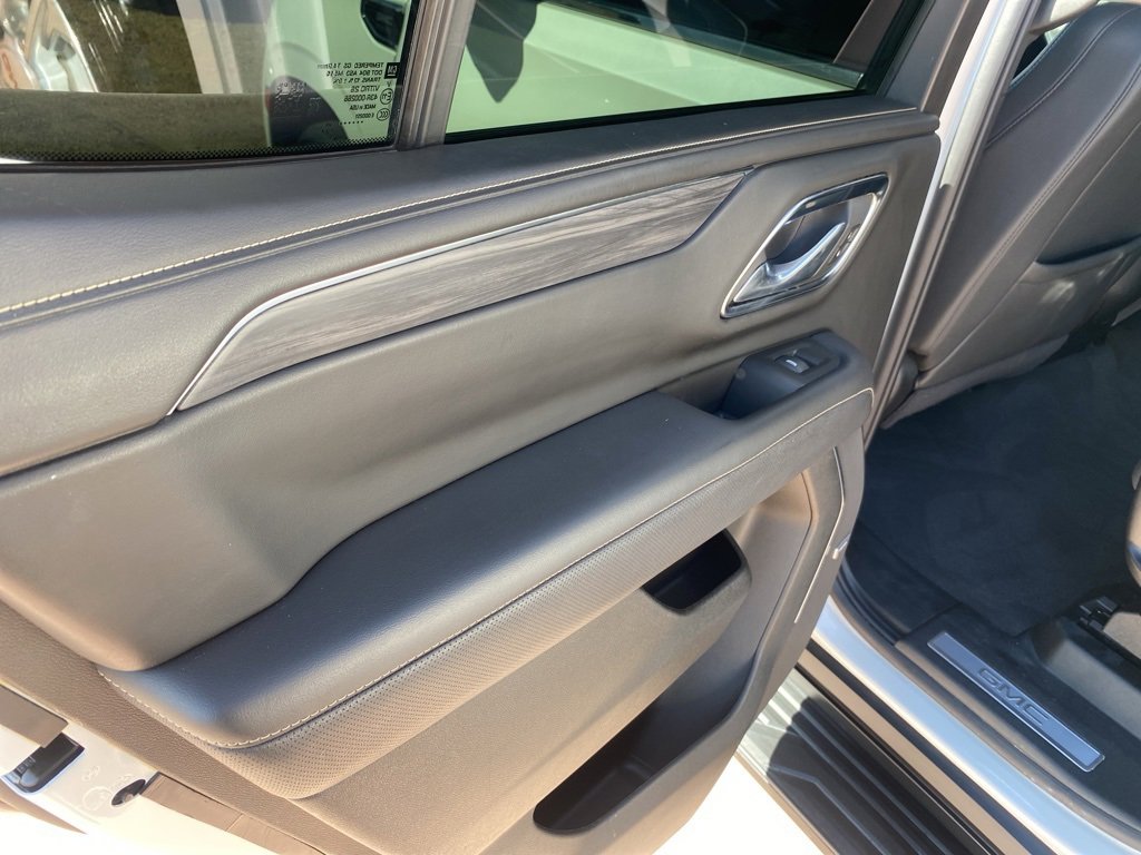 Used 2024 GMC Yukon SLT w/ SLT Luxury Package image 18