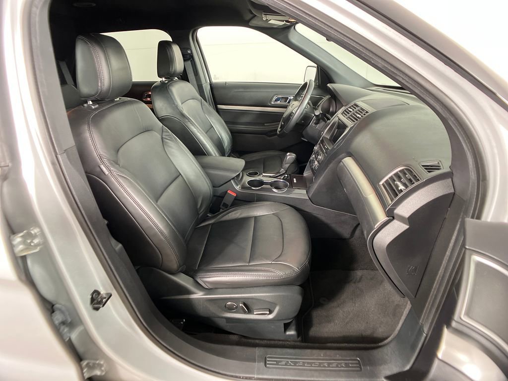 Certified 2018 Ford Explorer XLT w/ Equipment Group 202A image 10