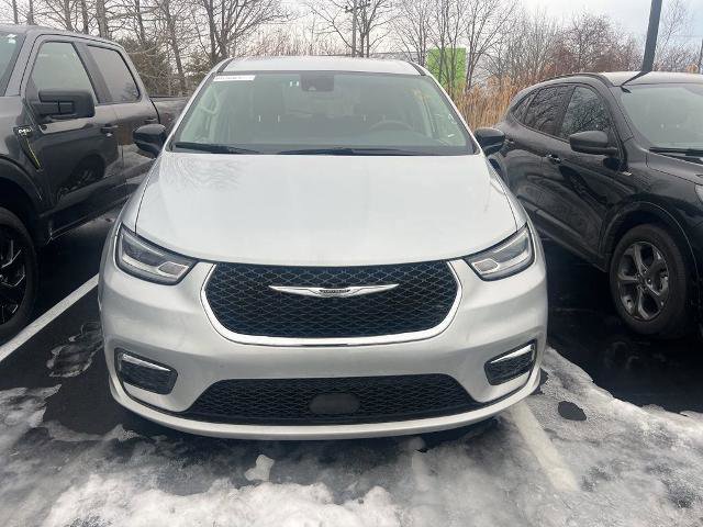 Used 2024 Chrysler Pacifica Touring-L FWD image 3
